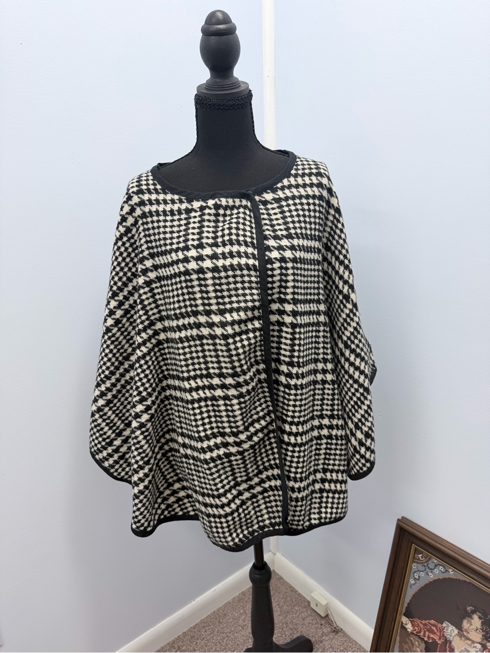 Talbots Black & White Houndstooth Knit Cape